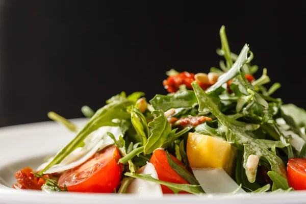 Salat mit Rucola auf Teller — Stockfoto