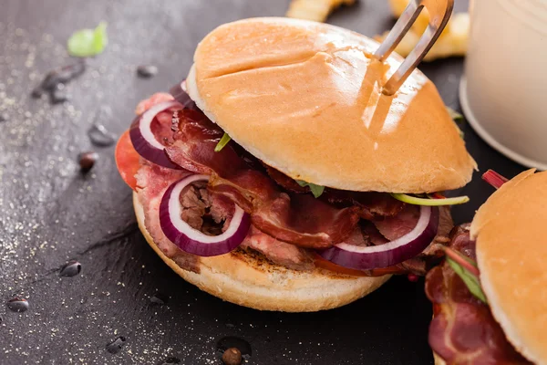 Hambúrguer delicioso com carne e cebola — Fotografia de Stock