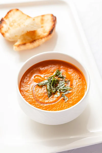 Tomatensuppe in Schüssel — Stockfoto