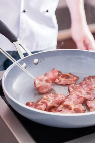 Chef making burger — Stock Photo, Image