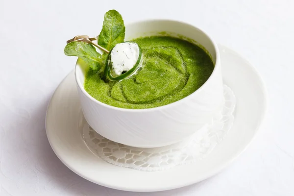 ミントの葉と緑色のクリーム スープ — ストック写真