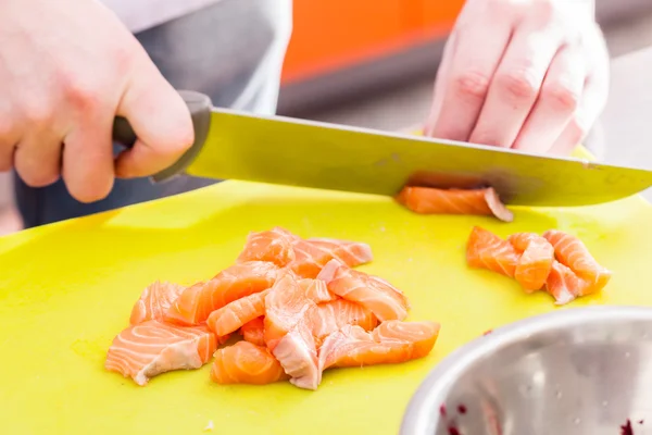 Kocken skära fisk — Stockfoto