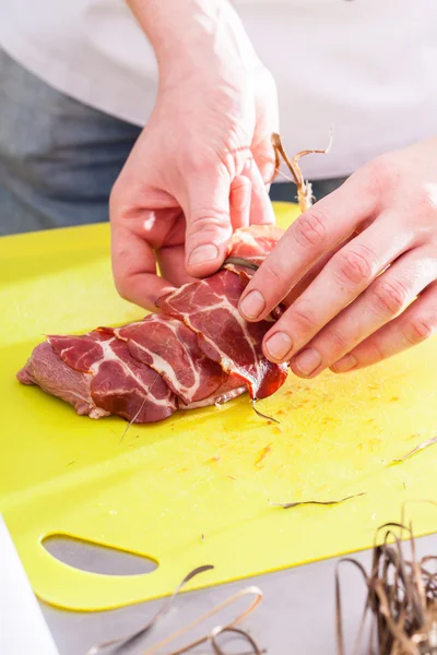 Chef cottura della carne — Foto Stock