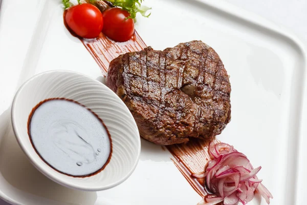 Steak de viande avec sauce et légumes — Photo