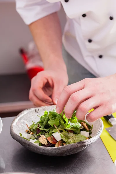 Chef haciendo ensalada — Foto de Stock