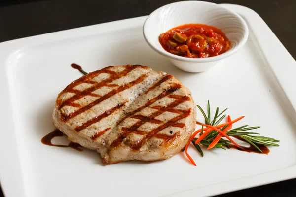 Steak de viande avec sauce sur assiette — Photo