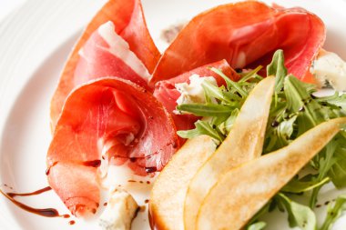 plaka üzerinde jambon salatası