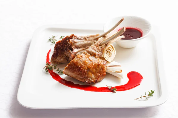Ribs with cranberry sauce on plate — Stock Photo, Image