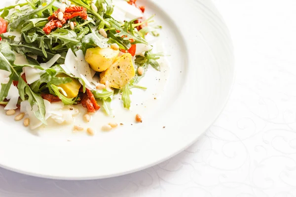 Frischer Salat mit Rucola — Stockfoto