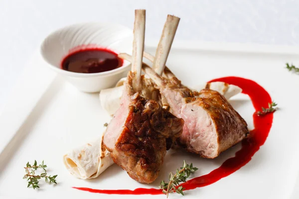 Ribs with cranberry sauce on plate — Stock Photo, Image