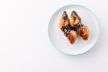 lezzetli nigiri plaka üzerinde