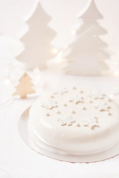 Hvit julekake med pynt – stockfoto