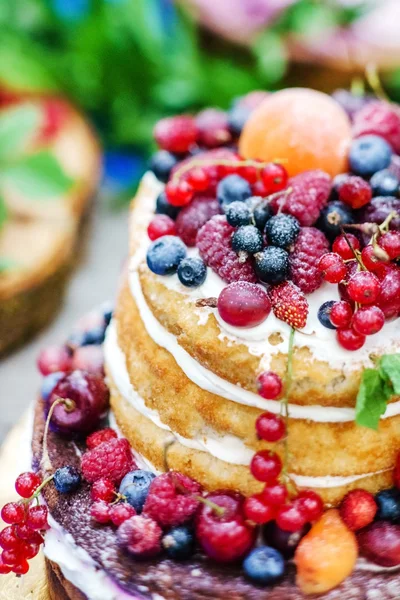 Naked wedding cake with berries — Stock Photo, Image