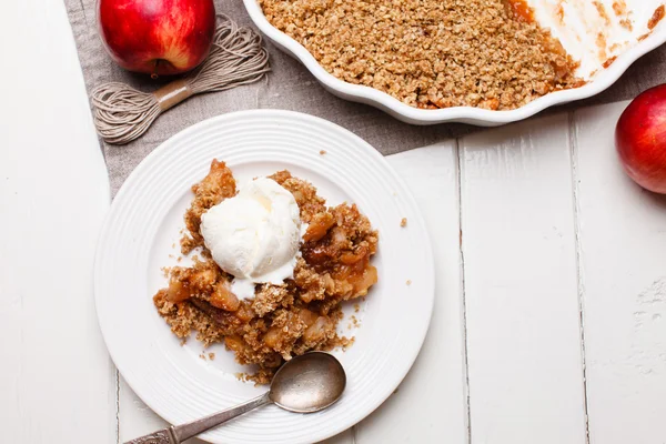 Apple crumble with ice cream — Stock Photo, Image