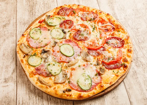 Pizza su fondo di legno — Foto Stock