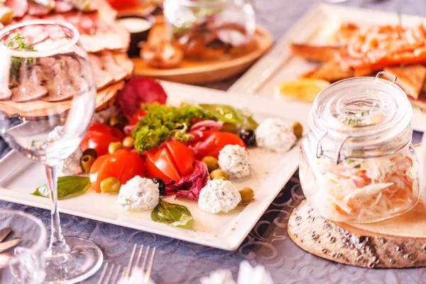 Comida de restauração em pratos — Fotografia de Stock