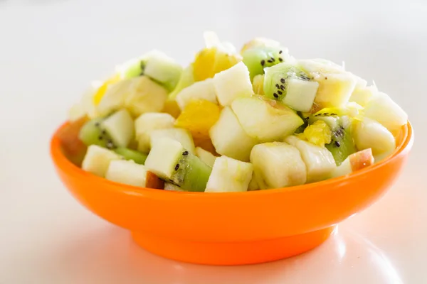 Salade de fruits dans une assiette — Photo