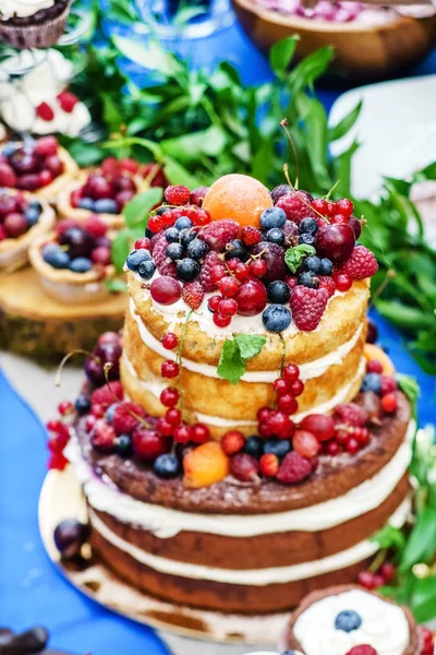 Голий весільний торт з ягодами — стокове фото