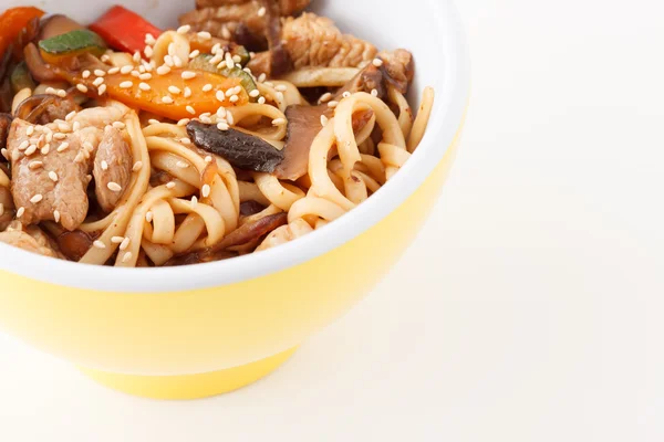 Noodles with meat and vegetables — Stock Photo, Image