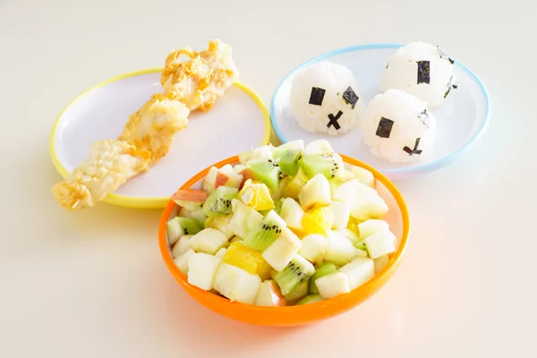 Їжа для дітей на тарілках — стокове фото