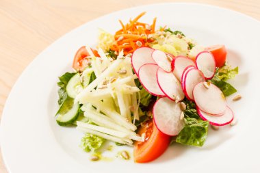 Vejetaryen salata tabağı üzerinde