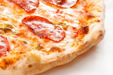 beyaz üzerine lezzetli pizza