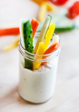 Humus dilimlenmiş taze sebze ile