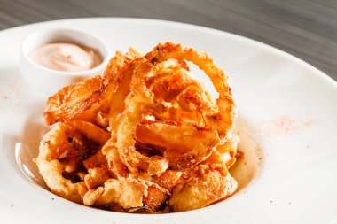 Soğan halkaları plaka üzerinde