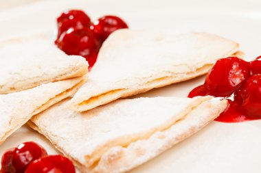 Krep kiraz çilek ile