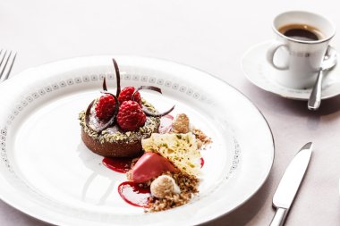 Çikolatalı kek ahududu