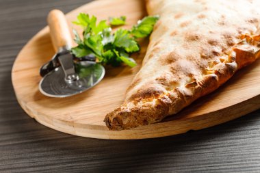 Calzone pizza bıçak ile