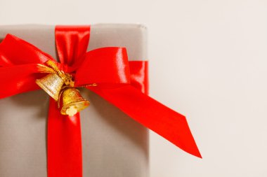 Kırmızı yay ile Noel hediyeleri