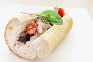 beyaz üzerine lezzetli sandviç