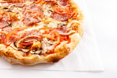 Et ve sebze ile lezzetli pizza