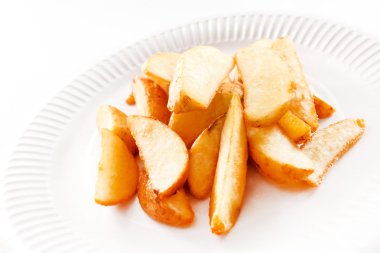 plaka üzerinde kavrulmuş patates