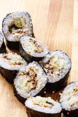 Yılanbalıklı suşi.