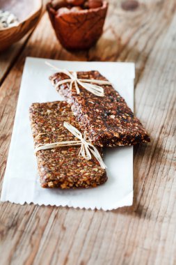 Granola barlar beyaz kağıt üzerinde