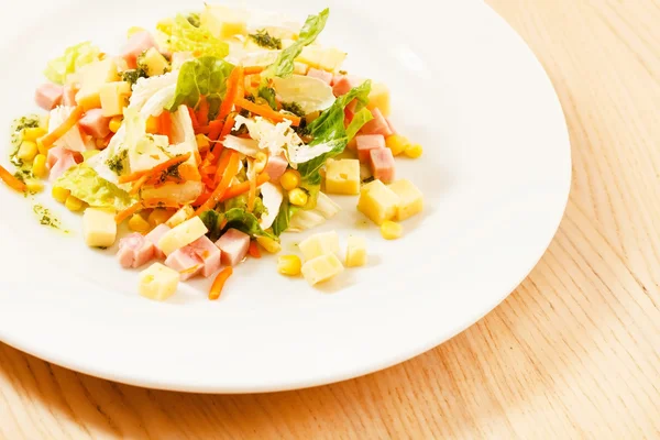 Ensalada con maíz y queso — Foto de Stock