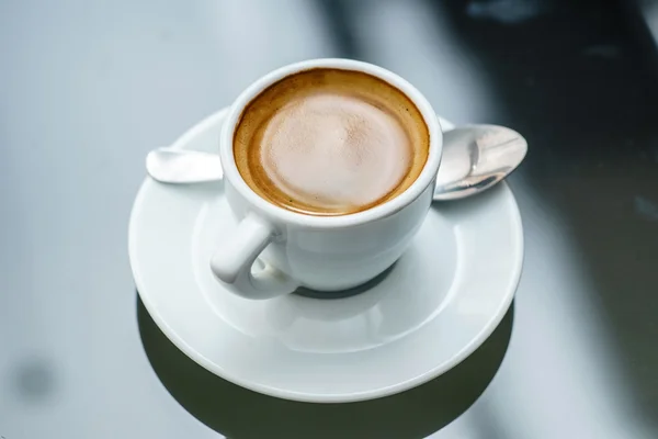 Tasse Kaffee auf Untertasse — Stockfoto