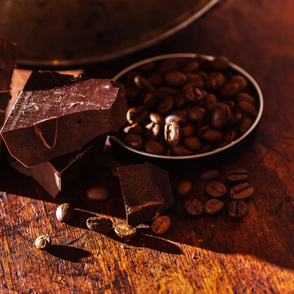 Koffiebonen en chocolade — Stockfoto