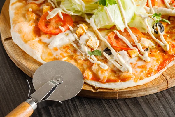 Pizza met speciale mes — Stockfoto