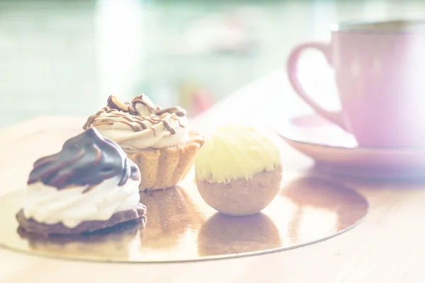 Coffee cup with pastry — Stock Photo, Image