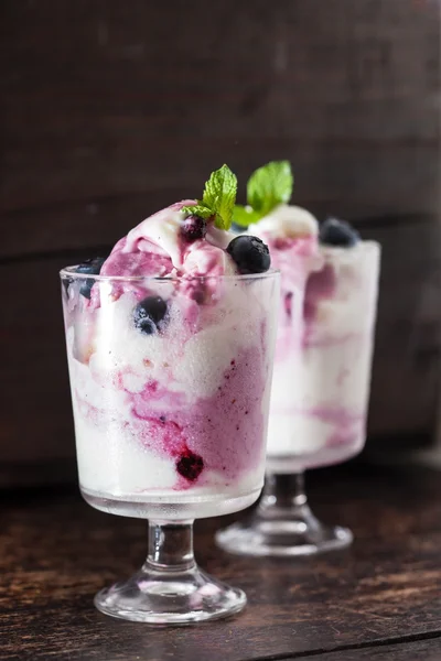 Bobule jogurt v brýlích — Stock fotografie