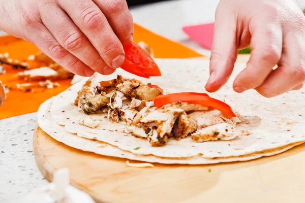 Chef fazendo tortilla — Fotografia de Stock