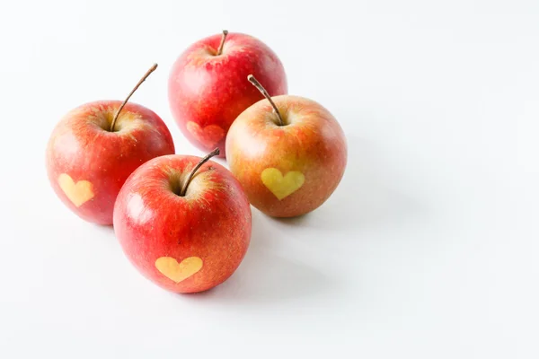 Äpfel mit Herzsymbolen — Stockfoto