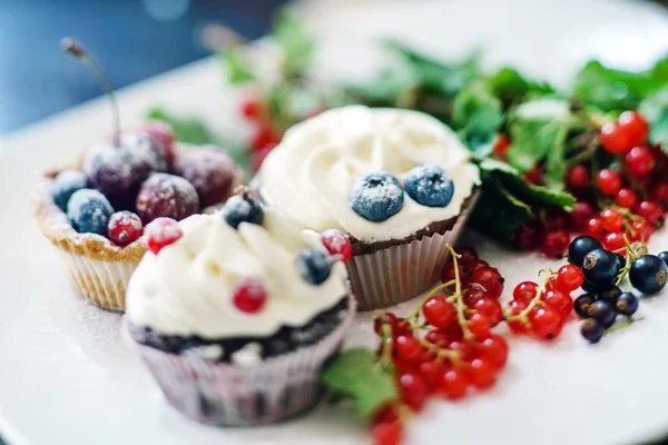 Wedding sweet cupcakes — Stock Photo, Image