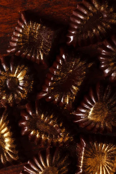 巧克力糖果与食用金粉 — 图库照片
