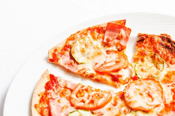 Smakelijke pizza op wit — Stockfoto