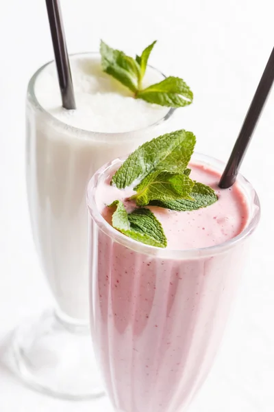 Milk cocktails with mint leaves — Stock Photo, Image