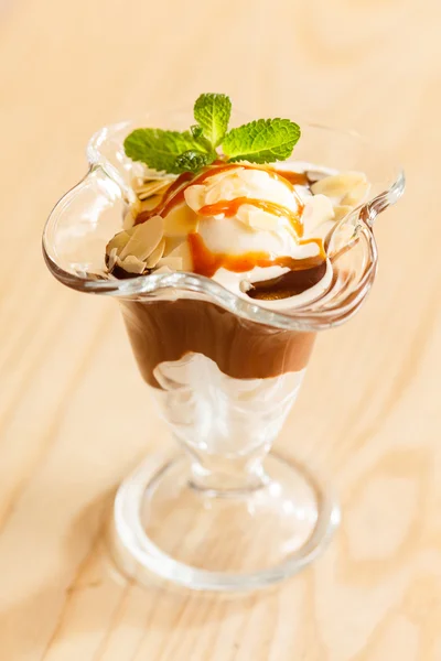 Helado con salsa de caramelo — Foto de Stock